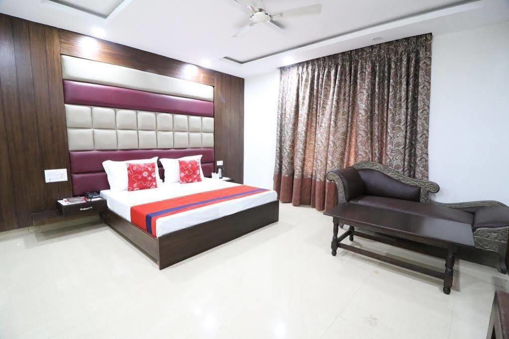 Hotel Ng Paradise Jagādhri Esterno foto