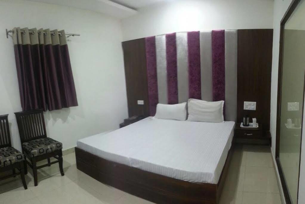 Hotel Ng Paradise Jagādhri Esterno foto