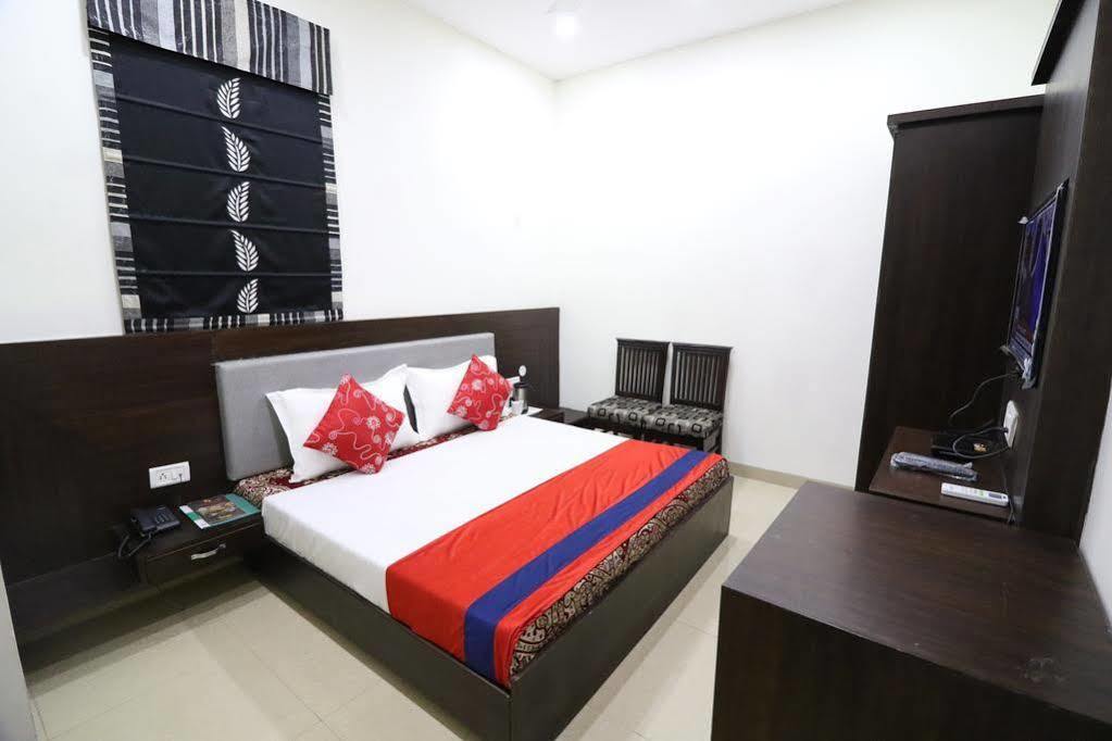 Hotel Ng Paradise Jagādhri Esterno foto