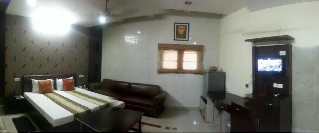 Hotel Ng Paradise Jagādhri Esterno foto